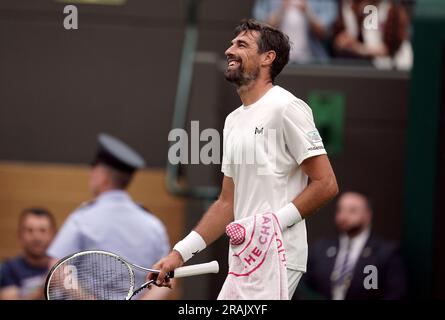 Jeremy Chardy reagiert auf den Sieg seines ersten Spiels gegen Carlos Alcaraz (nicht abgebildet) im Spiel 9. des zweiten Tages der Wimbledon Championships 2023 im All England Lawn Tennis and Croquet Club in Wimbledon. Bilddatum: Dienstag, 4. Juli 2023. Stockfoto