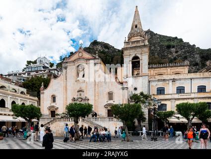 Taormina, Sizilien, Italien, 16. Mai 2023. - Hauptplatz von Taormina (Piazza IX Aprile) mit Kirche San Giuseppe Stockfoto