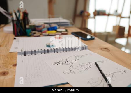 Modeskizzen auf dem Tisch im Designstudio, selektiver Fokus Stockfoto
