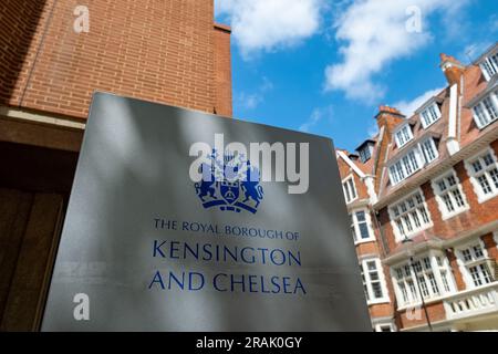 London - Juni 2023: Royal Borough of Kensington und Chelsea Town Hall an der Kensington High Street Stockfoto