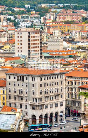 Blick auf die Piazza Carlo Goldoni vom Parco della Rimembranza belvedere, Triest, Italien Stockfoto