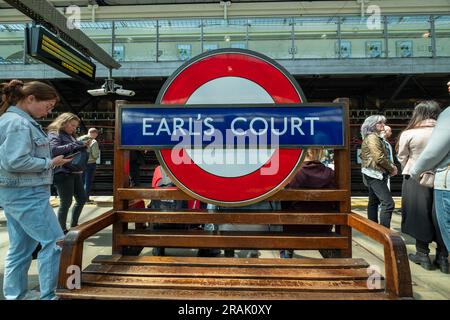 London - Juni 2023: Passagiere, die auf einen Londoner U-Bahn-Zug an der Earls Court Station warten Stockfoto