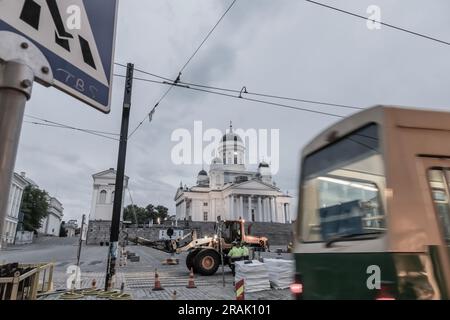 Weitwinkelfoto von Bauarbeiten am Senatsplatz bei Nacht. Im Hintergrund: Die Kathedrale von Helsinki. Eine Straßenbahn im Vordergrund. Stockfoto