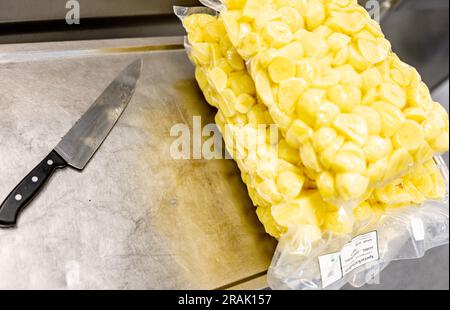Kiel, Deutschland. 04. Juli 2023. Geschälte Kartoffeln werden in der Kantinenküche der Stadtwerke Kiel verpackt. Kredit: Axel Heimken/dpa/Alamy Live News Stockfoto