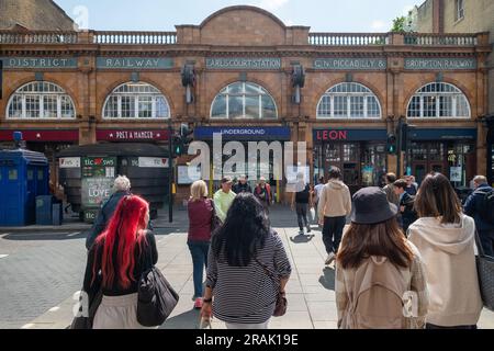 London - Juni 2023: Earls Court Station in Kensington, Südwesten von London Stockfoto