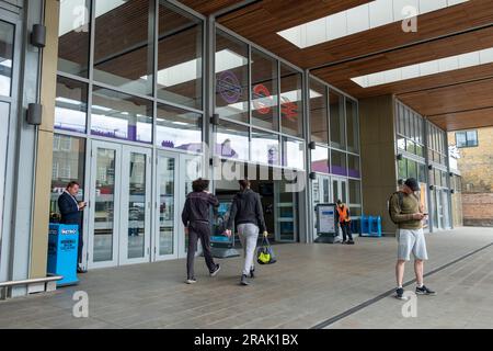 London - Juni 2023: Ealing Broadway Station. Bahnhof in West-London, der die Great Western-Hauptlinie mit London Under verbindet Stockfoto