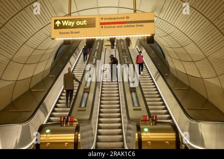 London - Juni 2023: Innere der Bond Street U-Bahnstation mit moderner, neuer Elizabeth Line Architektur Stockfoto