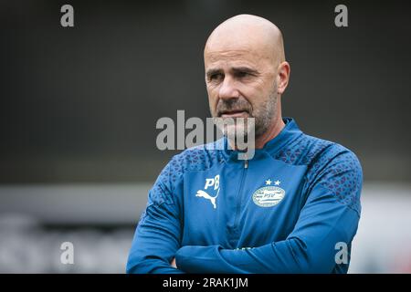 EINDHOVEN - PSV Eindhoven trainiert Peter Bosz während eines PSV Eindhoven Trainings am PSV Campus De Herdgang am 4. Juli 2023 in Eindhoven, Niederlande. PSV wird unter der Leitung des neuen Cheftrainers Peter Bosz mit den Vorbereitungen für die neue Saison 2023/2024 beginnen. ANP JEROEN PUTMANS Stockfoto