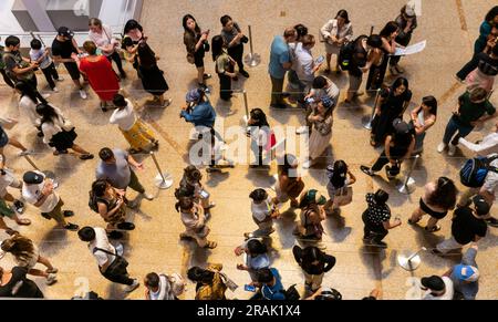 Am Sonntag, den 25. Juni 2023, warten Besucher an einer Schlangenwarteschlange, um Eintrittskarten für das Metropolitan Museum of Art in New York zu kaufen. (© Richard B. Levine) Stockfoto