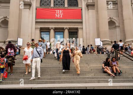 Das Metropolitan Museum of Art in New York zieht Besucher am Sonntag, dem 25. Juni 2023, zurück. (© Richard B. Levine) Stockfoto