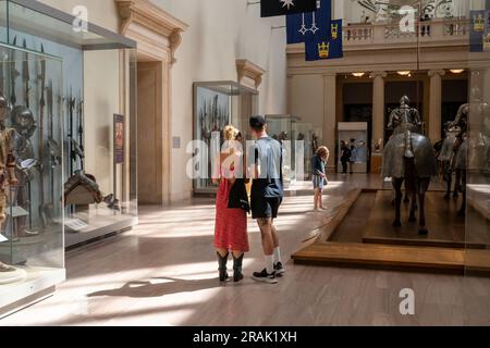 Besucher von Emma und Georgina Bloomberg Arms and Armor Court im Metropolitan Museum of Art in New York entweihen Besucher am Sonntag, den 25. Juni 2023. (© Richard B. Levine) Stockfoto