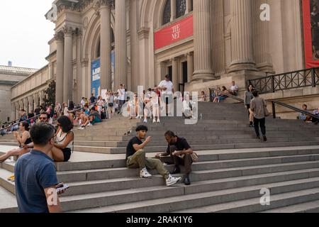 Das Metropolitan Museum of Art in New York zieht Besucher am Sonntag, dem 25. Juni 2023, zurück. (© Richard B. Levine) Stockfoto