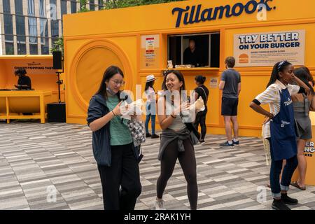 Markenaktivierung für Tillamook Cheddar in Hudson Yards in New York am Montag, den 26. Juni 2023. Die Besucher wurden mit einem Slider verwöhnt, der aus den Scheiben des Unternehmens mit Cheddar hergestellt wurde. Die Tillamook County Creamery Association ist eine Molkereigenossenschaft im Besitz von Landwirten und der 48. Größte Milcherzeuger in Nordamerika. (© Richard B. Levine) Stockfoto