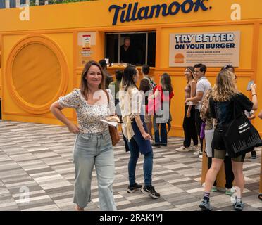 Markenaktivierung für Tillamook Cheddar in Hudson Yards in New York am Montag, den 26. Juni 2023. Die Besucher wurden mit einem Slider verwöhnt, der aus den Scheiben des Unternehmens mit Cheddar hergestellt wurde. Die Tillamook County Creamery Association ist eine Molkereigenossenschaft im Besitz von Landwirten und der 48. Größte Milcherzeuger in Nordamerika. (© Richard B. Levine) Stockfoto