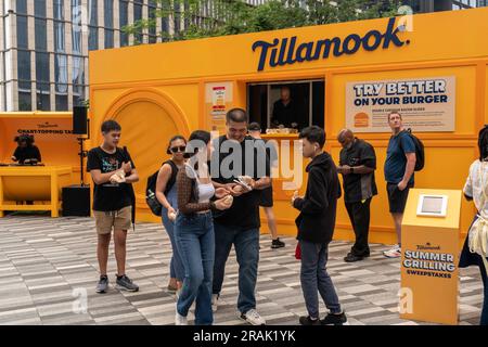 Markenaktivierung für Tillamook Cheddar in Hudson Yards in New York am Montag, den 26. Juni 2023. Die Besucher wurden mit einem Slider verwöhnt, der aus den Scheiben des Unternehmens mit Cheddar hergestellt wurde. Die Tillamook County Creamery Association ist eine Molkereigenossenschaft im Besitz von Landwirten und der 48. Größte Milcherzeuger in Nordamerika. (© Richard B. Levine) Stockfoto