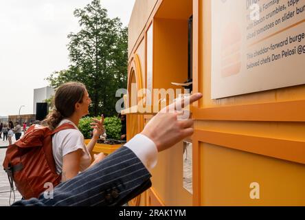 Markenaktivierung für Tillamook Cheddar in Hudson Yards in New York am Montag, den 26. Juni 2023. Die Besucher wurden mit einem Slider verwöhnt, der aus den Scheiben des Unternehmens mit Cheddar hergestellt wurde. Die Tillamook County Creamery Association ist eine Molkereigenossenschaft im Besitz von Landwirten und der 48. Größte Milcherzeuger in Nordamerika. (© Richard B. Levine) Stockfoto