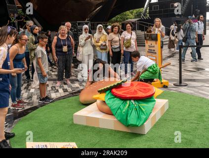 Markenaktivierung für Tillamook Cheddar in Hudson Yards in New York am Montag, den 26. Juni 2023. Die Besucher wurden mit einem Slider verwöhnt, der aus den Scheiben des Unternehmens mit Cheddar hergestellt wurde. Die Tillamook County Creamery Association ist eine Molkereigenossenschaft im Besitz von Landwirten und der 48. Größte Milcherzeuger in Nordamerika. (© Richard B. Levine) Stockfoto