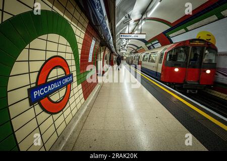 London - Juni 2023: Piccadilly U-Bahn-Station Plattform und Logo - U-Bahn-Station im Herzen des West End Stockfoto