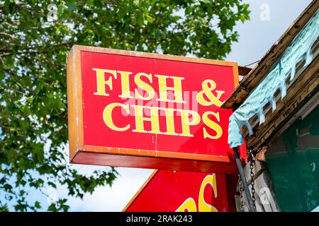 London - Juni 2023: Fish and Chips-Schild auf dem Ealing, West London Stockfoto
