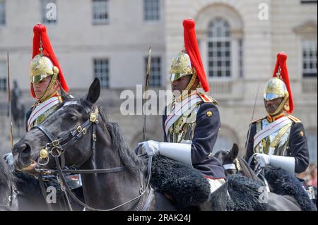 London, Großbritannien. Mitglied der Household Cavallerry (Blues und Royals) verlässt die Horse Guards Parade nach dem täglichen Wechsel der Kings Life Guard Stockfoto