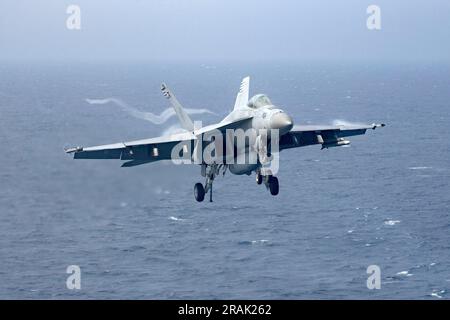 Mittelmeer, Internationale Gewässer. 01. Juli 2023. EIN US-AMERIKANISCHER Navy F/A-18E Super Hornet Fighter Jet, angeschlossen an die Golden Warriors of Strike Fighter Squadron 87, nähert sich einer Festlandung auf dem Cockpit an Bord des Flugzeugträgers der Nimitz-Klasse USS Gerald R. Ford, der auf dem Mittelmeer operiert, am 1. Juli 2023 vor der italienischen Küste. Kredit: MC2 Nolan Pennington/USA Navy Photo/Alamy Live News Stockfoto