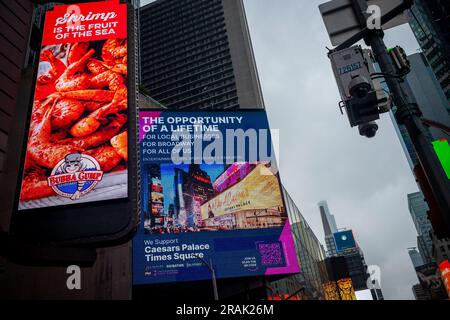Eine elektronische Reklametafel am Times Square in New York am Dienstag, den 27. Juni 2023, fördert die Entwicklung eines Spielkasinos am Times Square. Die Werbung fördert das Casino-Projekt zwischen Jay-Z und Ceasars, während eine Reihe lokaler Unternehmen und Organisationen wie die Broadway League und Broadway Cares dagegen sind. (© Richard B. Levine) Stockfoto