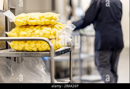 Kiel, Deutschland. 04. Juli 2023. Geschälte Kartoffeln werden in der Kantinenküche der Stadtwerke Kiel verpackt. Kredit: Axel Heimken/dpa/Alamy Live News Stockfoto