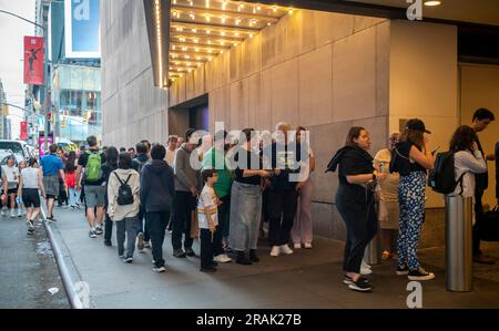 Am Mittwoch, den 28. Juni 2023, warten Horden von Menschen in der Schlange, um den König der Löwen im Minskoff Theater am Times Square in New York zu betreten. © Richard B. Levine) Stockfoto