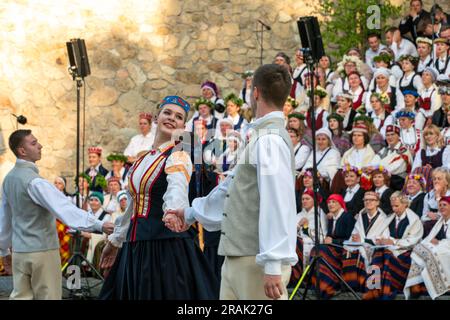 Dobele, Lettland - 27. Mai 2023. Ein Paar junger Volkstänzer aus nächster Nähe vor den Volkshorsängern während des XXVII Nationwide Lettischen Song an Stockfoto