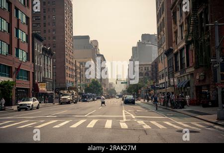 Rauchiger Dunst in New York mit Blick auf die Sixth Avenue am Freitag, June30, 2023. Der Rauch von kanadischen Waldbränden breitet sich im Nordosten aus und verursacht ungesunde Luftqualität. (© Richard B. Levine) Stockfoto