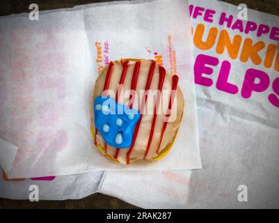 Unabhängigkeitstag-Spezialität Donut von einer ne DunkinÕ, DunkinÕ Donuts Franchise in Chelsea in New York, gesehen am Sonntag, 2. Juli 2023. (© Richard B. Levine) Stockfoto