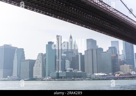 Rauchiger Dunst am Hafen in New York am Samstag, den 1. Juli 2023. Der Rauch von kanadischen Waldbränden breitet sich im Nordosten aus und verursacht ungesunde Luftqualität Stockfoto