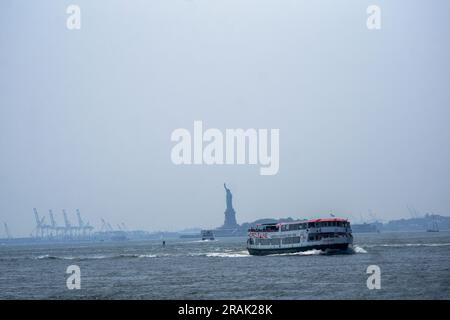 Rauchiger Dunst am Hafen in New York am Samstag, den 1. Juli 2023. Der Rauch von kanadischen Waldbränden breitet sich im Nordosten aus und verursacht ungesunde Luftqualität Stockfoto