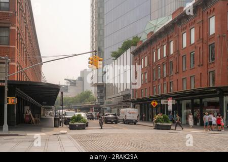 Rauchiger Dunst in New York im Meatpacking District am Freitag, June30, 2023. Der Rauch von kanadischen Waldbränden breitet sich im Nordosten aus und verursacht ungesunde Luftqualität. (© Richard B. Levine) Stockfoto