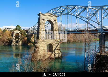 Alexandra, Neuseeland. Die Türme der alten (1882) Brücke neben der modernen Brücke über den Clutha River Stockfoto