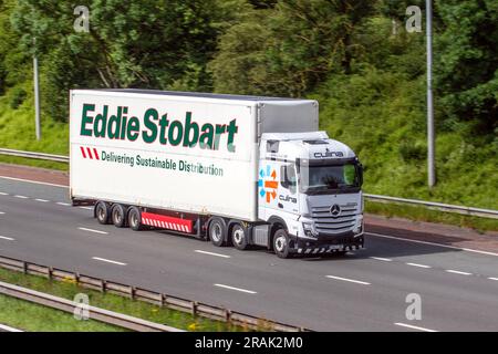 Eddie Stobart Schwerlastverkehr und gewerblicher Verkehr, Transport, Mercedes Benz LKW, Transport, Lkw, Fracht, Fahrzeug, Lieferung, Transport für nachhaltigen Verteilerverkehr. Culina gewerbliche Fracht auf der Autobahn M6 UK auf der Autobahn M6 in Greater Manchester, Großbritannien Stockfoto