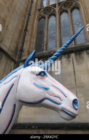 Bristol, Großbritannien. 4. Juli 2023. Bristols neuester Kunstpfad zeigt Einhörner. In der ganzen Stadt sind mythische Kreaturen aufgetaucht, die von lokalen Künstlern zur Feier des 650. Jahrestags der Stadt dekoriert wurden. Sie bilden im Sommer einen tourismusfreundlichen Pfad, bis sie im September für Leukaemia Care versteigert werden. Vor der Kathedrale von Bristol befindet sich das Ambition of Bristol von Emma Elena Mihai, gesponsert von LDC. Kredit: JMF News/Alamy Live News Stockfoto