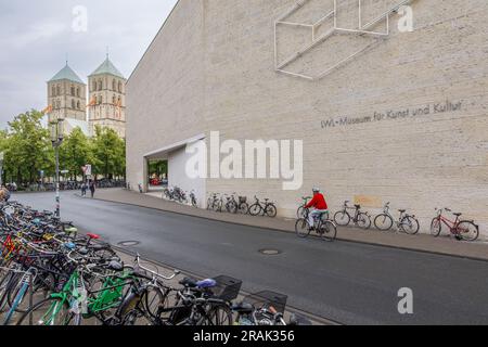 Die Kathedrale St. Paul und das Westfälische Staatliche Museum für Kunst und Kulturgeschichte, Münster, Nordrhein-Westfalen, Deutschland. Der St. Paulus Dom und Stockfoto