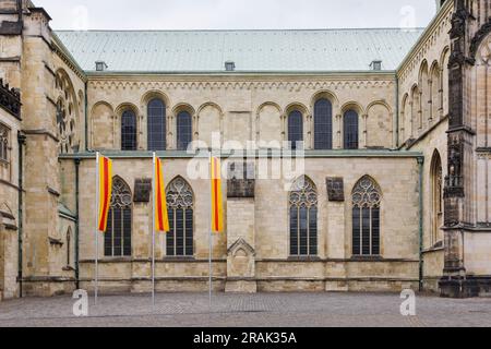 St. Paul's Cathedral, auf der Kirchkammer des Schiffes, können Sie den romanischen (Rundbogenfenster und Jalousien) und gotischen (spitzen Bogenfriese) Bogen sehen Stockfoto