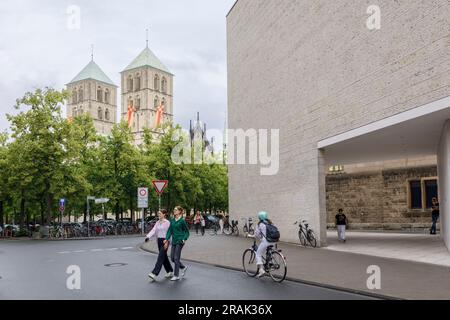 Die Kathedrale St. Paul und das Westfälische Staatliche Museum für Kunst und Kulturgeschichte, Münster, Nordrhein-Westfalen, Deutschland. Der St. Paulus Dom und Stockfoto