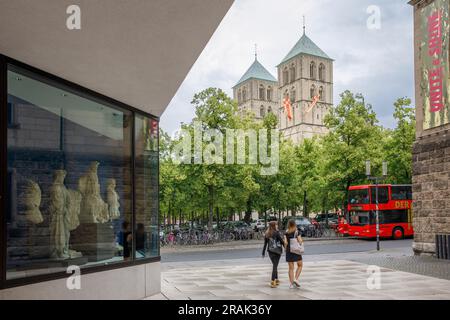 Die Kathedrale St. Paul und das Westfälische Staatliche Museum für Kunst und Kulturgeschichte, Münster, Nordrhein-Westfalen, Deutschland. Der St. Paulus Dom und Stockfoto