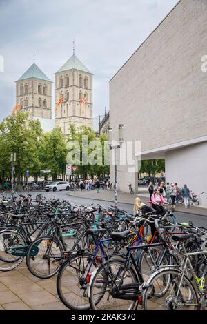 Die Kathedrale St. Paul und das Westfälische Staatliche Museum für Kunst und Kulturgeschichte, Münster, Nordrhein-Westfalen, Deutschland. Der St. Paulus Dom und Stockfoto