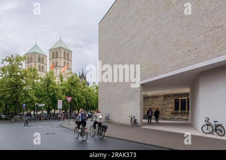 Die Kathedrale St. Paul und das Westfälische Staatliche Museum für Kunst und Kulturgeschichte, Münster, Nordrhein-Westfalen, Deutschland. Der St. Paulus Dom und Stockfoto