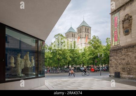 Die Kathedrale St. Paul und das Westfälische Staatliche Museum für Kunst und Kulturgeschichte, Münster, Nordrhein-Westfalen, Deutschland. Der St. Paulus Dom und Stockfoto