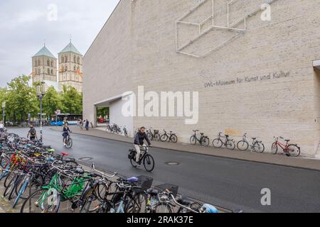 Die Kathedrale St. Paul und das Westfälische Staatliche Museum für Kunst und Kulturgeschichte, Münster, Nordrhein-Westfalen, Deutschland. Der St. Paulus Dom und Stockfoto