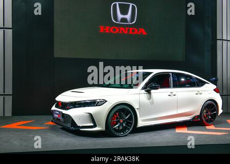 BANGKOK, THAILAND - JULI 28,2023:der neue Honda Civic Type R (FL5) 2,0 VTEC Turbo 330 hp wird auf dem Bangkok Auto Salon in Muangtong Thani vorgestellt Stockfoto