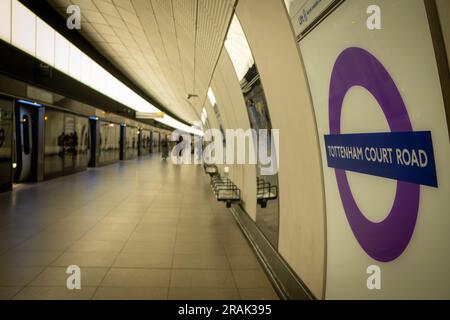 London – Juni 2023: Logo der U-Bahn-Station Tottenham Court Road Elizabeth Line auf dem Bahnsteig. Stockfoto