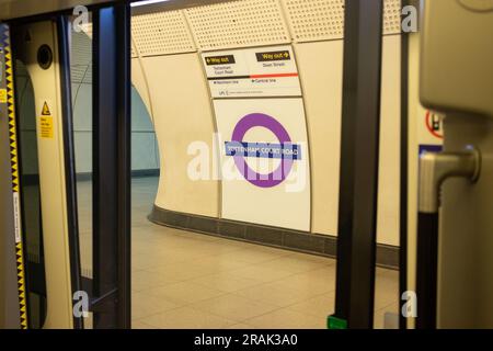 London – Juni 2023: Logo der U-Bahn-Station Tottenham Court Road Elizabeth Line auf dem Bahnsteig. Stockfoto