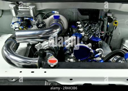 Nahaufnahme von Details des Automotors. Modifikation des Turbomotors Stockfoto