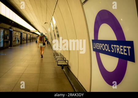 London – Juni 2023: Logo der U-Bahn-Station Liverpool Street Elizabeth Line auf dem Bahnsteig. Stockfoto